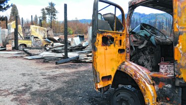 Las llamas destruyeron los automotores y el edificio de la central, que funcionaba al costado de la ruta nacional 40, en Lago Puelo.