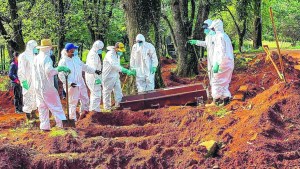 Brasil le suma un derrumbe económico a la pandemia