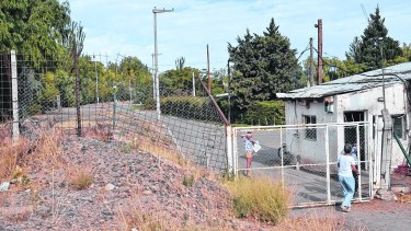 Arranca el paseo costero, pero el alambrado sigue cortando el paso.