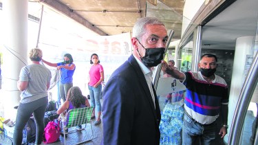 El ministro Guillermo Pons al ingresar a la mesa de negociación con ATEN en el Consejo Provincial de Educación (Oscar Livera)