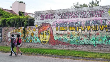 Cada año, los vecinos y organizaciones sociales se movilizan en la ciudad para reclamar justicia por el femicidio.