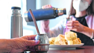 Compartir el mate, una de las costumbres que ha quedado en el pasado. En cada reunión social hay multiplicidad de termos y bombillas. Foto Florencia Salto.