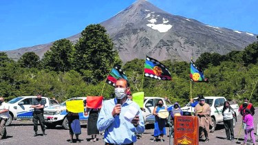 Al pie del Lanín hubo un compromiso de reactivar al relevamiento de tierras frente a la ministra de Seguridad. Gentileza Confederación Mapuche 
