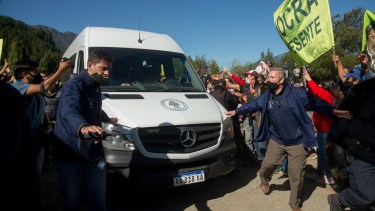 Alberto Fernández se trasladaba en una camioneta de Parques Nacionales. Foto: Marcelo Martínez