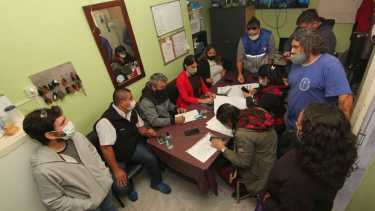 Ayer, la delegada de Trabajo de Nación estuvo en el hospital Castro Rendón hablando con los autoconvocados que denunciaron persecución sindical. (Archivo Oscar Livera).-