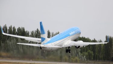 Aerolíneas Argentinas en el aeropuerto de Neuquén. Foto: Juan Thomes