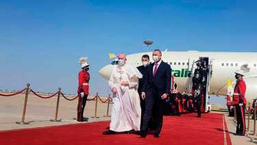 Francisco aterrizó hoy en Bagdad para la primera visita de un Papa a Irak.  