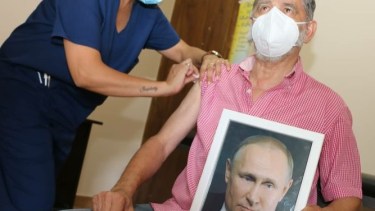 Se vacunó con la foto de Putin en la mano. 