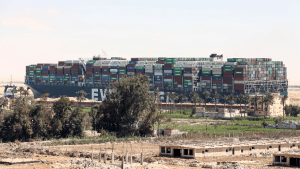 Lograron desencallar el buque que bloquea el canal de Suez: lo que se sabe