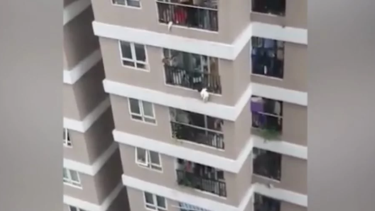 El increíble momento en que un hombre salva a una nena que había caído de un piso 12. 