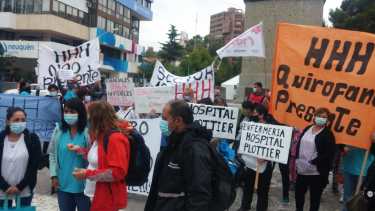 En Neuquén, la semana pasada, los autoconvocados se manifestaron en el monumento a San Martín. (Yamil Regules).-