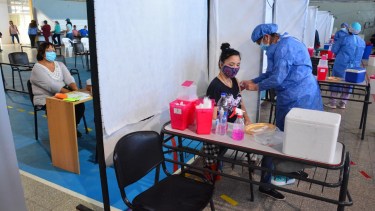 La Sinopharm está destinada a los docentes por parte de Salud de la Nación. Foto: Marcelo Ochoa.