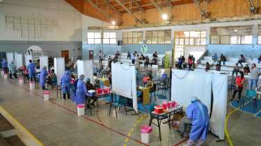 Un gran número de personal docente se vacunó en la jornada en el Fioravanti Ruggeri de Viedma. Foto: Marcelo Ochoa.