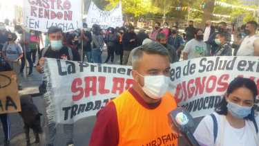 Los autoconvocados de salud reclaman en el Centro Administrativo Ministerial de Neuquén (Yamil Regules).-