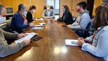 Docentes y gobierno se reunieron en las oficinas del ministerio de Economía para cerrar el firmar salarial. Foto: gentileza.