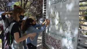 Siluetas en la avenida y señalizaciones para no olvidar en Neuquén
