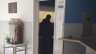 Báez, acompañó a su hijo a notificarse a la  sede de la Comisaría Tercera.