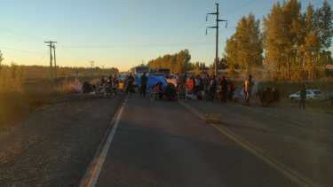 Los autoconvocados de Salud no acataron la orden de desalojo y levantaron el corte a las 14, como estaba previsto. (Gentileza).-
