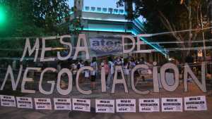 Inició el acampe de ATEN en la Casa de Gobierno de Neuquén por una oferta