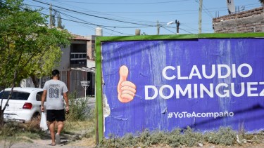 Tras la infracción de la justicia electoral, el candidato volvió a reemplazar los afiches. Foto: Florencia Salto.