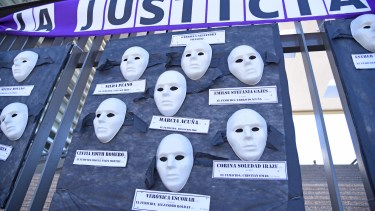 La intervención en la Ciudad Judicial por el 8M que realizó La Revuelta, con máscaras y nombres de víctimas de femicidios. Foto Florencia Salto.