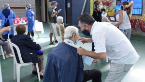 Cómo avanza la vacunación a adultos mayores en Neuquén