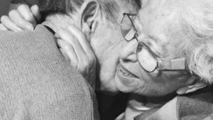 El emotivo reencuentro de una pareja, tras estar separados por los protocolos de coronavirus