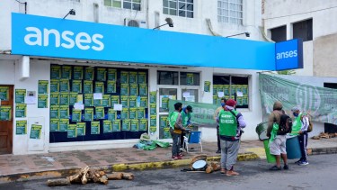 La sede Viedma del organismo nacional, con la presenica de los manifestantes. Foto: Marcelo Ochoa.
