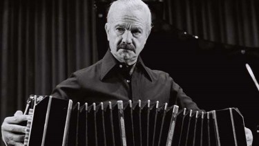 La relación entre Piazzolla y el rock argentino pareciera ser la historia de un amor no correspondido entre un grupo de artistas totalmente rendidos a los pies del otro actor, quien aprovechó la situación para jugar una suerte de "histeriqueo", acaso con la convicción interna de que nunca llegaría a concretar la ansiada unión.