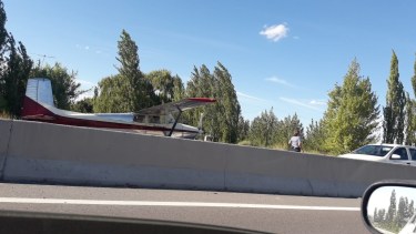 Los vecinos del lugar se sorprendieron por la presencia de la aeronave. Foto: gentileza.-