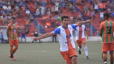 Agustín Hurtado y un grito de gol en la cancha del Depo. Foto: Alejandro Carnevale.