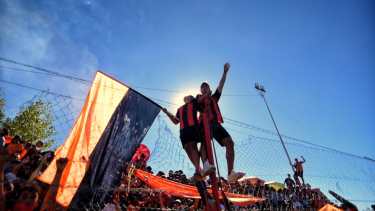 Muchas de las tribunas del fútbol neuquino se llenaron sin cumplir los protocolos. (Foto: Gentileza Carlos Martínez)