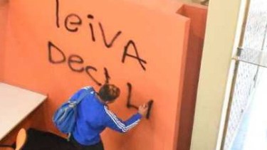 Uno de los cabecillas que realizó las pintadas en el edificio es hijo de Miguel Báez. (foto: gentileza)