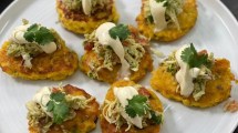 Imagen de Cakes de maíz con salpicón de pollo y palta
