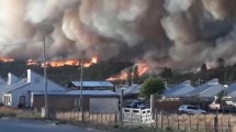 Imagen de Cinco incendios arrasan casas y chacras en la Comarca Andina: hay heridos y cientos de evacuados