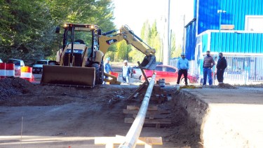 Se estableció un desvío por la Ruta 22 para ingresar a Mainqué. (Foto Néstor Salas)