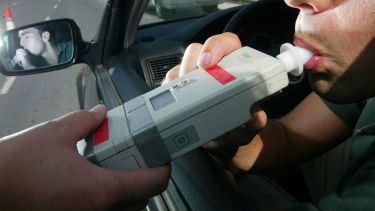 Las prohibiciones tiene por objetivo desalentar el consumo de alcohol y disminuir el número de incidentes viales.-
