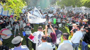 UPCN se movilizó el lunes en dos ocasiones. Primero por el discurso de la gobernadora y luego por la reunión de la Función Pública. Foto: Marcelo Ochoa.