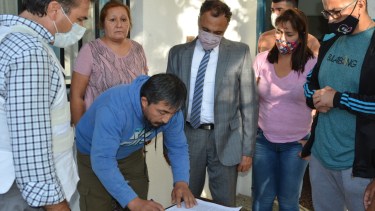 Final de la toma de rehén de marzo del 2021. Villar firma el acta y se entrega ante el fiscal y el defensor. (Archivo)