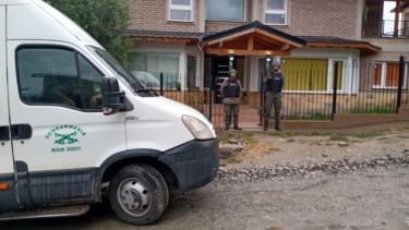 Personal de la Unidad de Investigaciones de Delitos Complejos y Procedimientos Judiciales Bariloche de Gendarmería hizo el allanamiento y detuvo a la pareja sospechada. (Foto Gentileza Ministerio de Seguridad de la Nación)