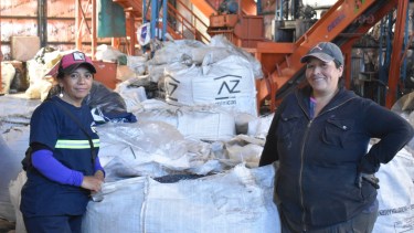 En el centro de residuos de Bariloche trabaja la Asociación de Recicladores que separa, compacta y vende material reciclable. Archivo