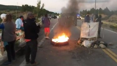 Los vehículos petroleros  comienzan a juntarse,  a la espera de poder pasar. Foto: Gentileza Noticiasnqn