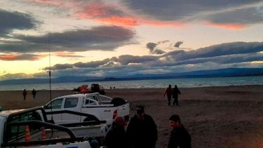 Personal policial y de Prefectura intenta, aún tres días después, recuperar uno de los cuerpos de las víctimas.-