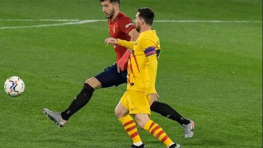 Lionel Messi, aquí disputando un balón con Jonathan Calleri, asistió en los dos goles del Barcelona.