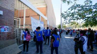 Los dirigentes de Odel realizaron un escrache en los tribunales contra un periodista de RIO NEGRO.