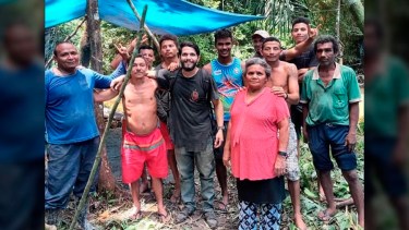Antonio Sena (de negro, al centro) fue ayudado por un grupo de recolectores de castañas en la selva amazónica, en el estado Pará (Brasil), luego de 36 días de estar perdido en la selva. Foto: EFE.-