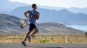 Plogging: en Neuquén y Río Negro hay quienes corren y levantan la basura del espacio público