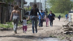 La pobreza bajó al 37,3% y la indigencia retrocedió al 8,2%