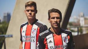 River presentó su nueva camiseta tricolor y los hinchas extrañan a Scocco