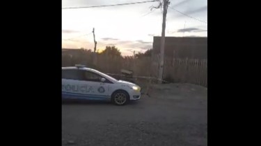 Tras el violento hecho, se habría dado a la fuga arrojándose al canal de riego, cuyo cauce pasa a metros de esa esquina, de las calles El Calafate y Tobas de Allen. Foto: Facebook AN Allen. 